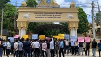 வடக்கும் கிழக்கும் தமிழர்கள் தாயகம் - யாழ் பல்கலை முன் போராட்டம்