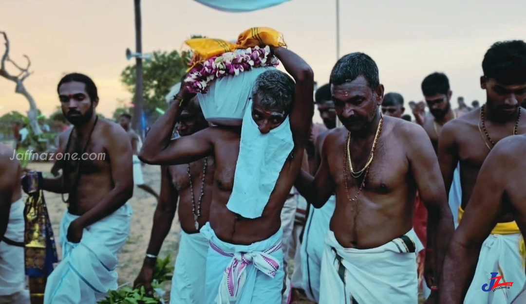 வற்றாப்பளை கண்ணகி அம்மனுக்கு தீர்த்தம் எடுக்கும் நிகழ்வு